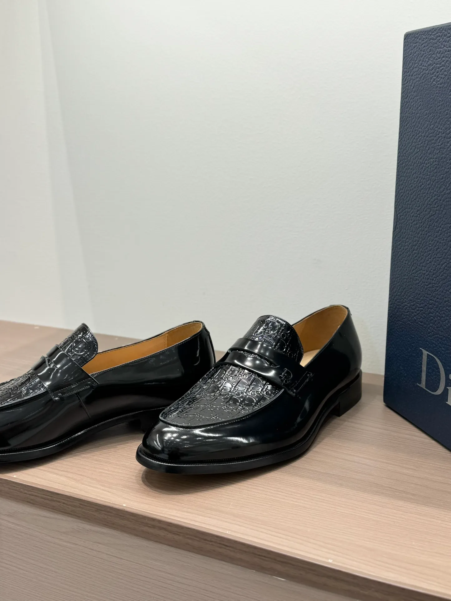 [Dior Dior] Top P: 960💰 Standard code 39-44 (38.45.46 custom-made, non-refundable and non-exchangeable) Dior Dior's latest high-end men's boutique casual leather shoes, the upper is carefully made of black cowhide/open-edge beaded leather/high-mercerized frosted cowhide, the classic silhouette shows elegance, and the upper strap is matched with a metal-coated CD Icon decorative buckle to enhance the style. Comfortable and lightweight, the Italian leather sole features anti-slip rubber inserts. The Blake structured leather sole with anti-slip details showcases Dio*'s exceptional craftsmanship. Elegant and refined, it can be matched with all kinds of suits.
